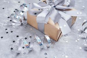 caja de regalo con lazo y confeti, primer plano foto