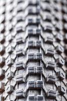 rueda de bicicleta y neumático de cerca en el resumen de la banda de rodadura. macro foto