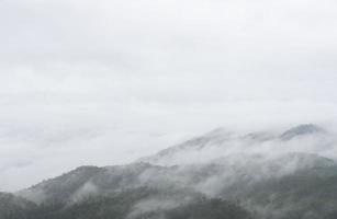 flujo de niebla a través de las montañas en invierno foto