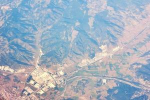 vista aérea de un paisaje urbano desde la ventana del avión foto