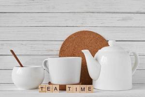 taza de té, tetera y azucarero foto