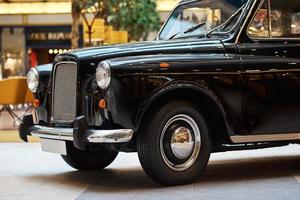 primer plano de un coche de época negro. vista frontal del coche retro foto