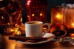 taza de café en decoraciones festivas con luces de guirnaldas de hadas