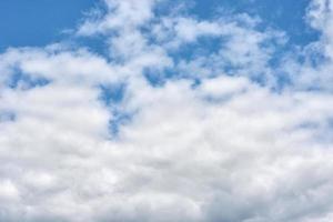 cielo azul con nubes blancas, fondo abstracto foto