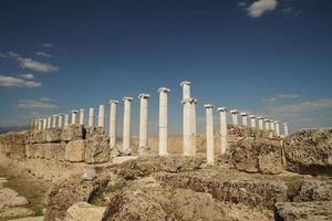 columnas en laodicea en la antigua ciudad de lycus en denizli, turkiye foto