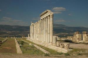 columnas en laodicea en la antigua ciudad de lycus en denizli, turkiye foto