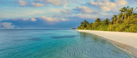 antecedentes de viajes de verano. exótica isla de playa tropical, costa paradisíaca. palmeras arena blanca, increíble cielo océano laguna. fantástico panorama natural hermoso, día soleado idílicas vacaciones inspiradoras foto