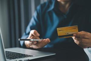 manos de mujer de usar la aplicación virtual en línea en el teléfono móvil. chico milenario chateando en un teléfono inteligente, usando servicios bancarios, leyendo mensajes de texto, escribiendo, comprando, haciendo llamadas, navegando por Internet.cerrar foto