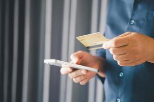 manos de mujer de usar la aplicación virtual en línea en el teléfono móvil. chico milenario chateando en un teléfono inteligente, usando servicios bancarios, leyendo mensajes de texto, escribiendo, comprando, haciendo llamadas, navegando por Internet.cerrar foto