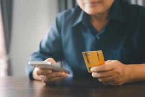 manos de mujer de usar la aplicación virtual en línea en el teléfono móvil. chico milenario chateando en un teléfono inteligente, usando servicios bancarios, leyendo mensajes de texto, escribiendo, comprando, haciendo llamadas, navegando por Internet.cerrar foto