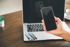 manos de mujer de usar la aplicación virtual en línea en el teléfono móvil. chico milenario chateando en un teléfono inteligente, usando servicios bancarios, leyendo mensajes de texto, escribiendo, comprando, haciendo llamadas, navegando por Internet.cerrar foto