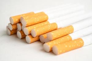 cigarrillo, tabaco en rollo de papel con tubo de filtro aislado sobre fondo blanco, concepto de no fumar. foto