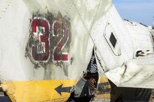 partes quemadas del helicóptero de combate de la fuerza aérea rusa destruido cocodrilo trasero. los restos de un helicóptero derribado. guerra en ucrania. primer plano de helicóptero de ataque militar roto. foto