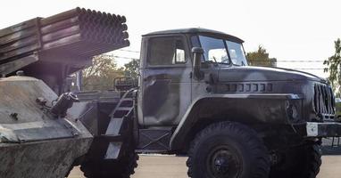 sistema soviético de cohetes de lanzamiento múltiple bm-21 grad en el chasis de un camión ural-375d. equipos militares rotos y quemados de la federación rusa como resultado del conflicto en ucrania. foto