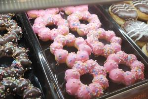 exhibición de donuts de chocolate a la venta en una tienda local foto