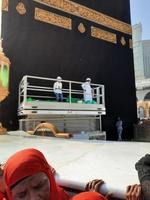 la meca, arabia saudita, octubre de 2022 - peregrinos de diferentes países del mundo están cerca de kaaba en el patio de masjid al haram, la meca, arabia saudita. foto