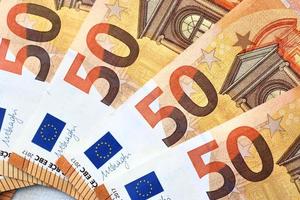 primer plano de numerosos billetes en euros que se encuentran uno encima del otro. foto