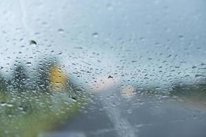 gotas de lluvia en el parabrisas del coche. foto