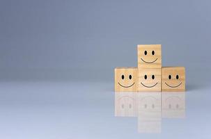 sonrisas en el cubo. representa calificaciones positivas, comentarios y reseñas de clientes. concepto de satisfacción, encuesta de satisfacción, evaluación de salud mental, concepto de pensamiento positivo. foto