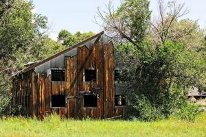 viejo edificio de madera podrida sin ventanas foto