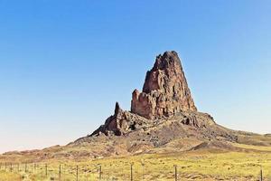 enorme afloramiento rocoso en el alto desierto de arizona foto