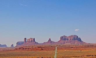 camino distante que conduce al valle del monumento, utah foto