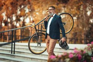 hombre con bicicleta foto
