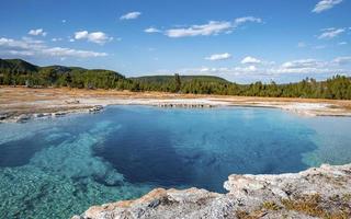 vista panorámica de la piscina de zafiros con el cielo de fondo en el parque nacional de yellowstone foto