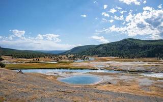 vista de las aguas termales en la cuenca del géiser en el parque de piedra amarilla con el cielo de fondo foto