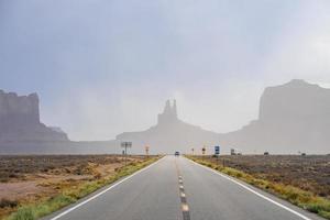 Autopista que conduce a las características geológicas en el desierto de Monument Valley foto