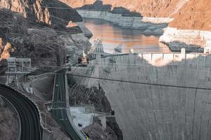 vista aérea de los cables sobre el puente de arco y la represa hoover foto