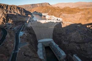 vista aérea del puente de arco y la presa Hoover en medio de majestuosos cañones foto