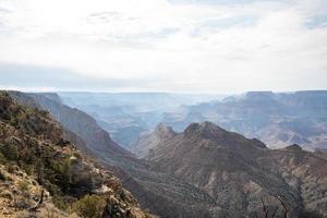 vista tranquila de majestuosas montañas rocosas contra el cielo nublado foto