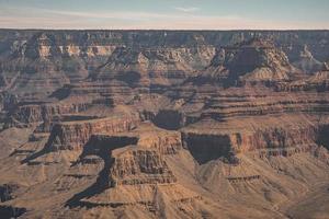 vista panorámica de majestuosos cerros y montañas bajo el cielo al atardecer foto