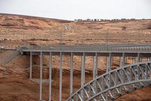 arco metálico y puente contra montaña y cielo despejado foto