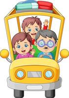 la familia feliz conduce el auto y está lista para viajar juntos