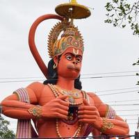 gran estatua de lord hanuman cerca del puente del metro de delhi situado cerca de karol bagh, delhi, india, lord hanuman gran estatua tocando el cielo foto