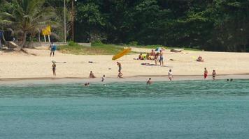 phuket, Thailand november 20, 2018 - toeristen en gezinnen genieten van de strand en klein golven gedurende zomer dag in phuket. strand met grote Oceaan oceaan video