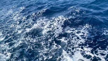 mar azul profundo e calmo. superfície de ondas de água azul, fundo bonito com espaço de cópia video