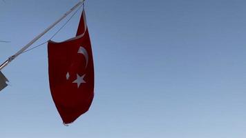 Turks vlag vliegend in de wind met blauw lucht in de achtergrond video