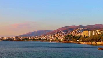 incroyablement beau coucher de soleil coloré et doré à voula vouliagmeni grèce. video