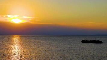 unglaublich schöner bunter und goldener sonnenuntergang in voula vouliagmeni griechenland. video