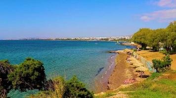 vouliagmeni attica grécia 2018 bela praia e baía de kavouri voula vouliagmeni grécia. video
