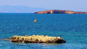 skön kavouri strand och bukt voula vouliagmeni grekland. video