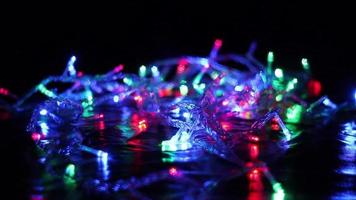luces navideñas de colores bokeh superficie reflectante de ángulo bajo video