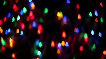 luzes de natal coloridas em forma de pinho bokeh video