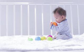 los niños pequeños juegan juguetes en casa, en el jardín de infantes o en la guardería. foto