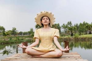 mujer de yoga meditando y practicando yoga en casa. recreación, autocuidado, entrenamiento de yoga, fitness, ejercicios de respiración, meditación, relajación, concepto de estilo de vida saludable foto