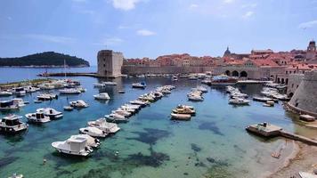 antiga cidade histórica de dubrovnik na croácia, patrimônio mundial da unesco. famosa atração turística no mar adriático. melhores destinos do mundo. baía da cidade com barcos e uma vista incrível. video