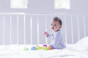 los niños pequeños juegan juguetes en casa, en el jardín de infantes o en la guardería. foto